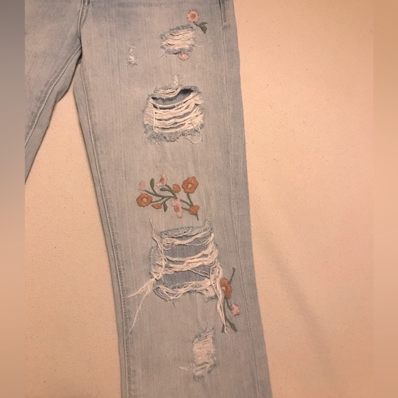 Lucky Brand Stonewashed Denim Jeans with Rips and Embroidered details Size 24 - Picture 2 of 14